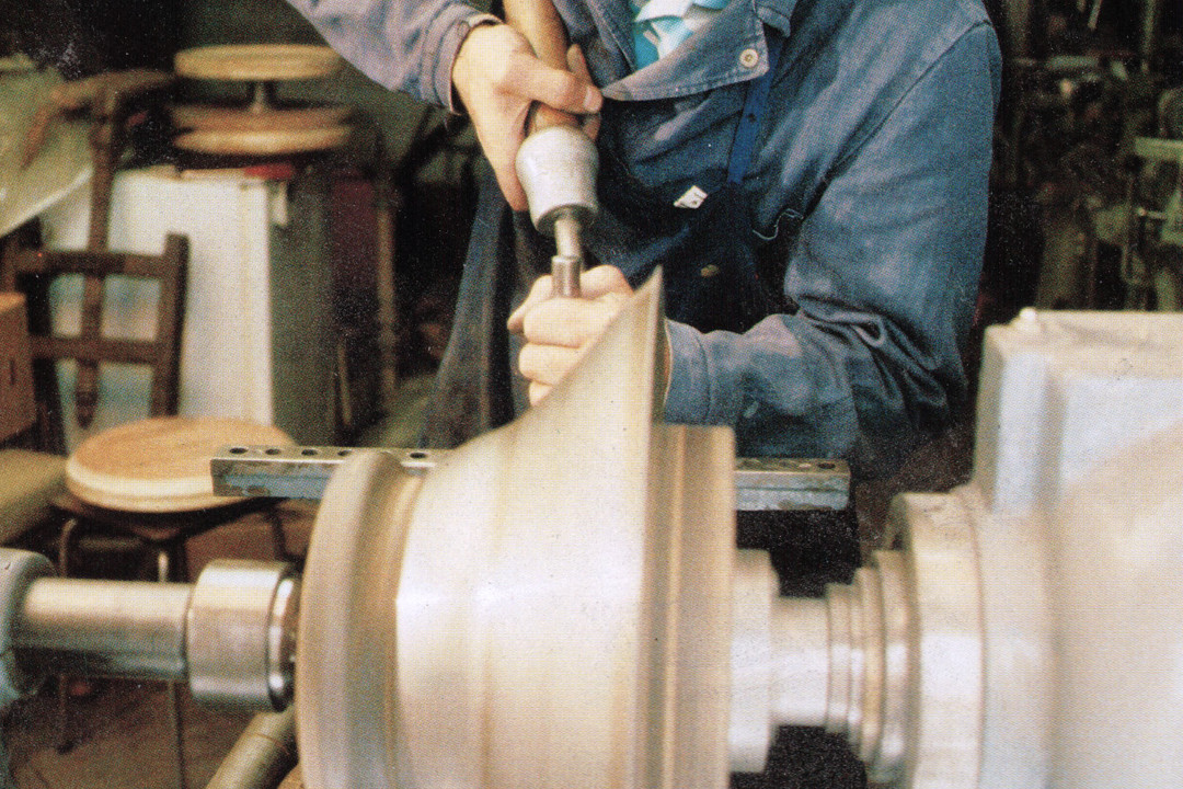 Création d'un objet en étain au tour