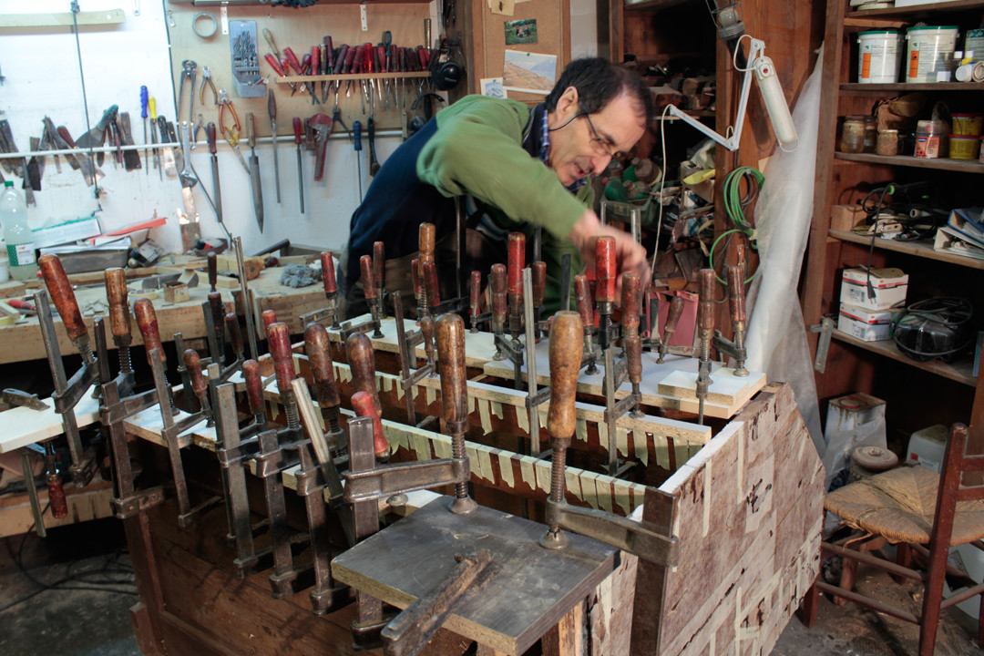 Début de la réparation d'un bureau